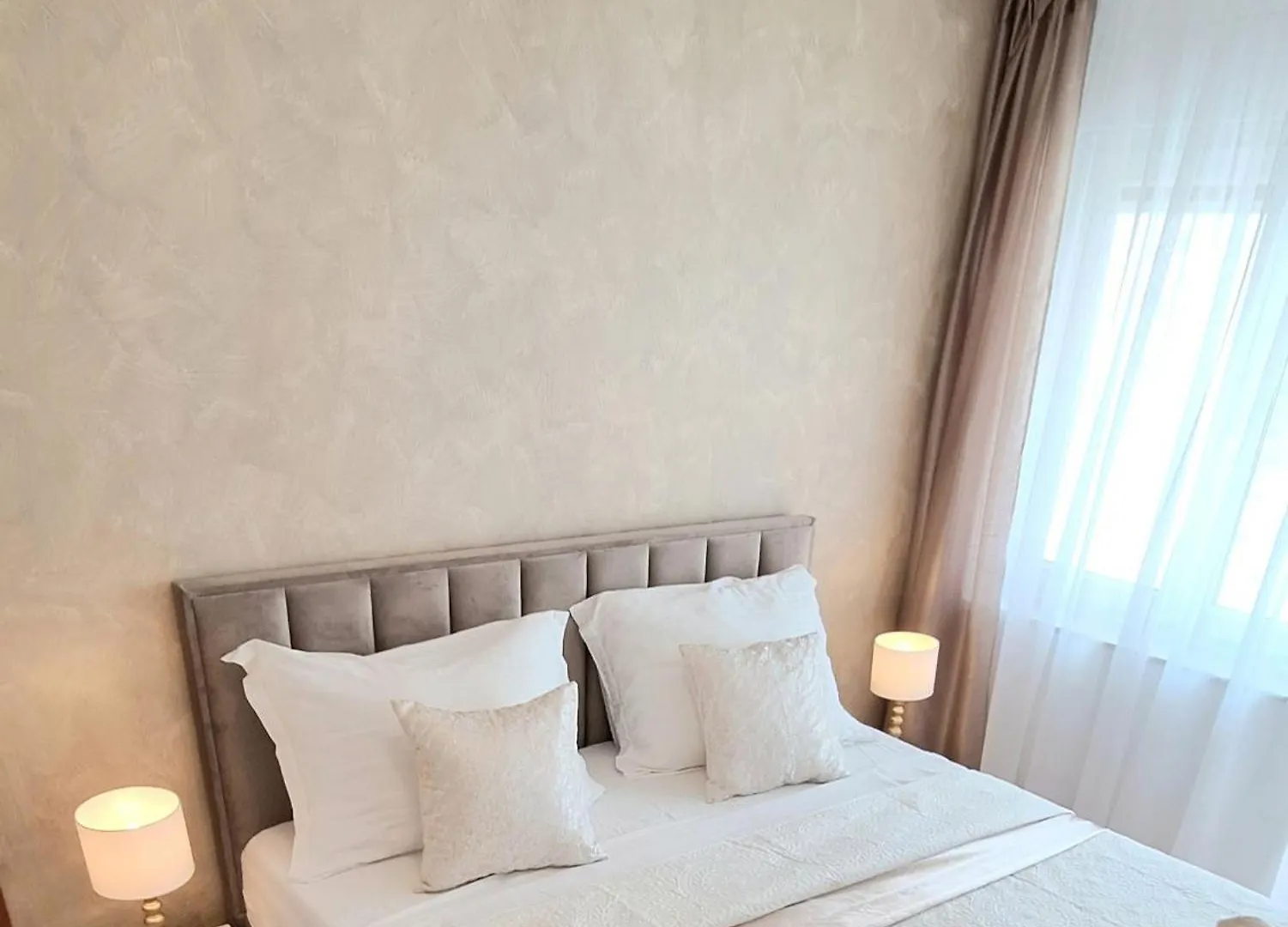 Leona Apartment Split