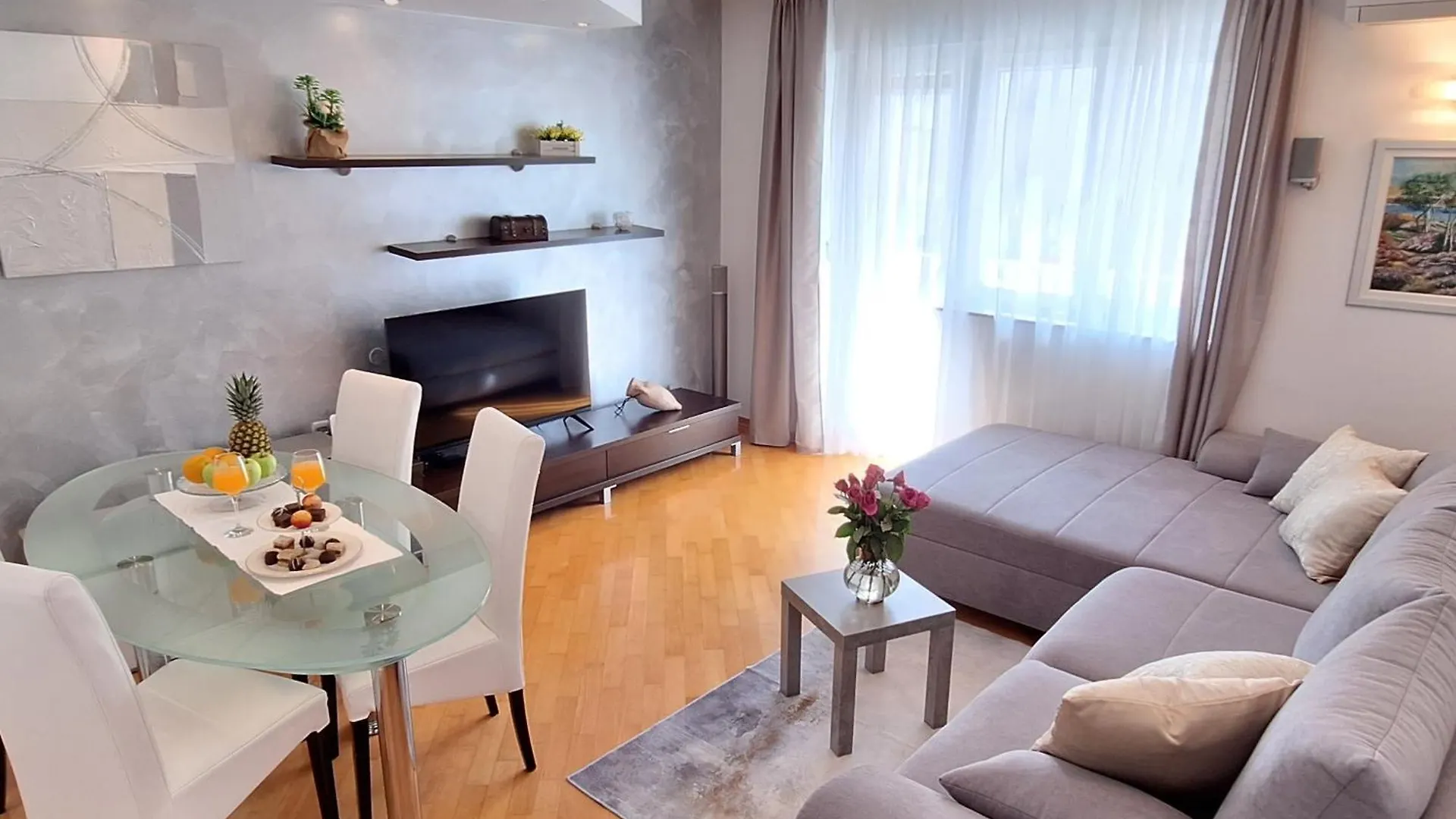 Leona Apartment Split