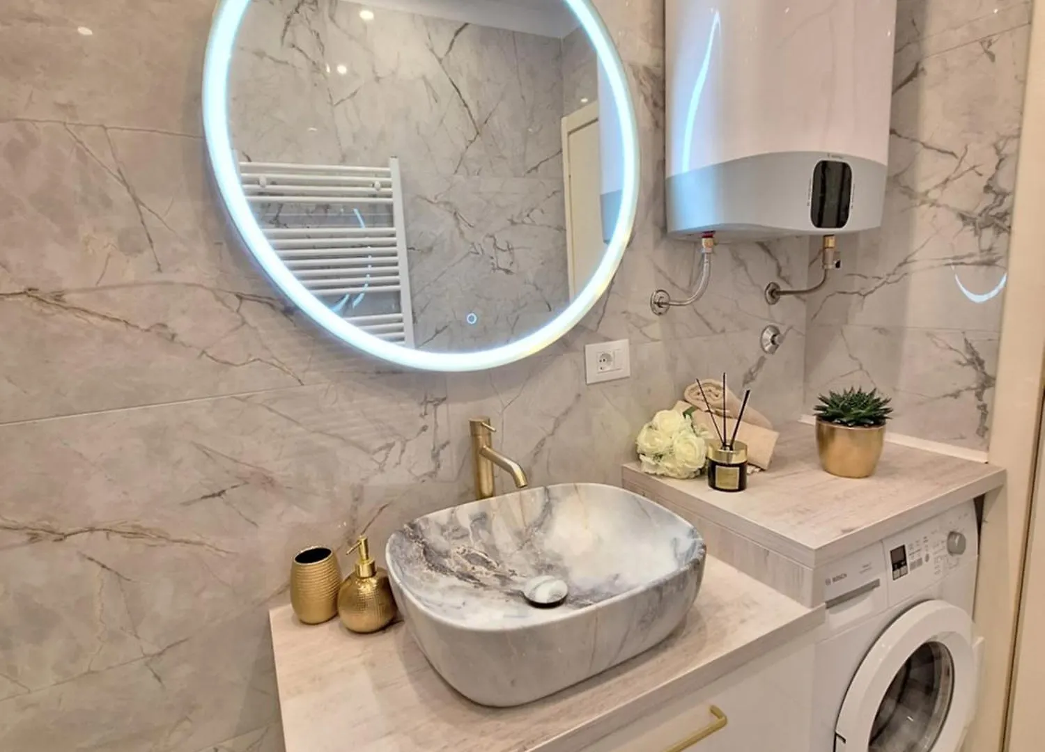 Leona Apartment Split