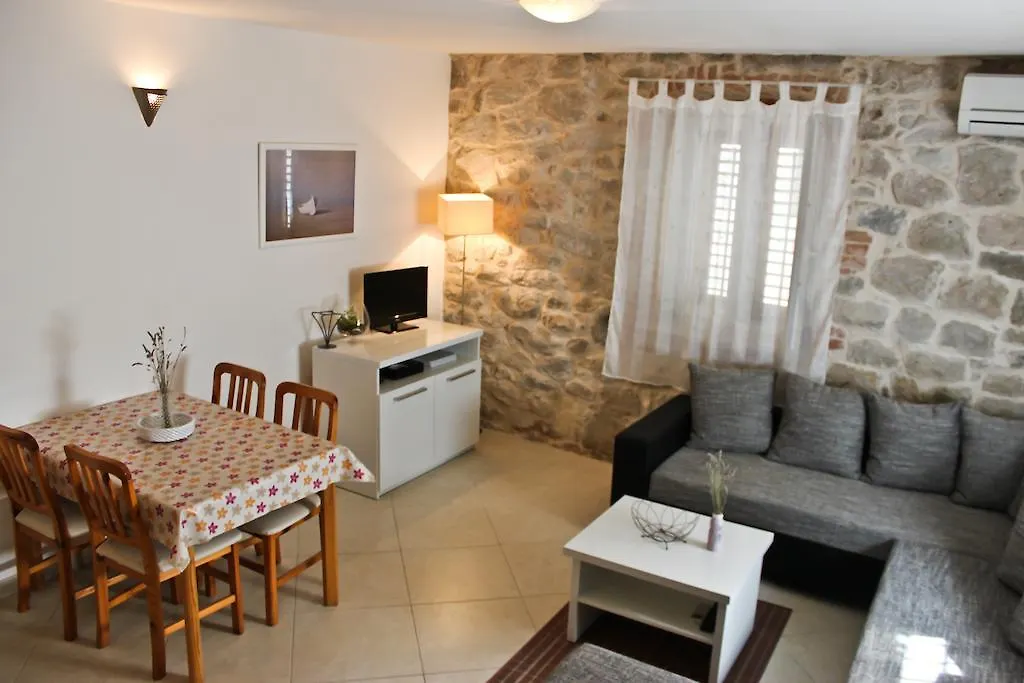 Leona Apartment Split 0*,