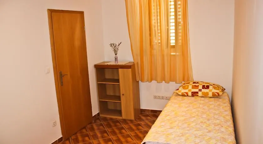 Leona Apartment Split