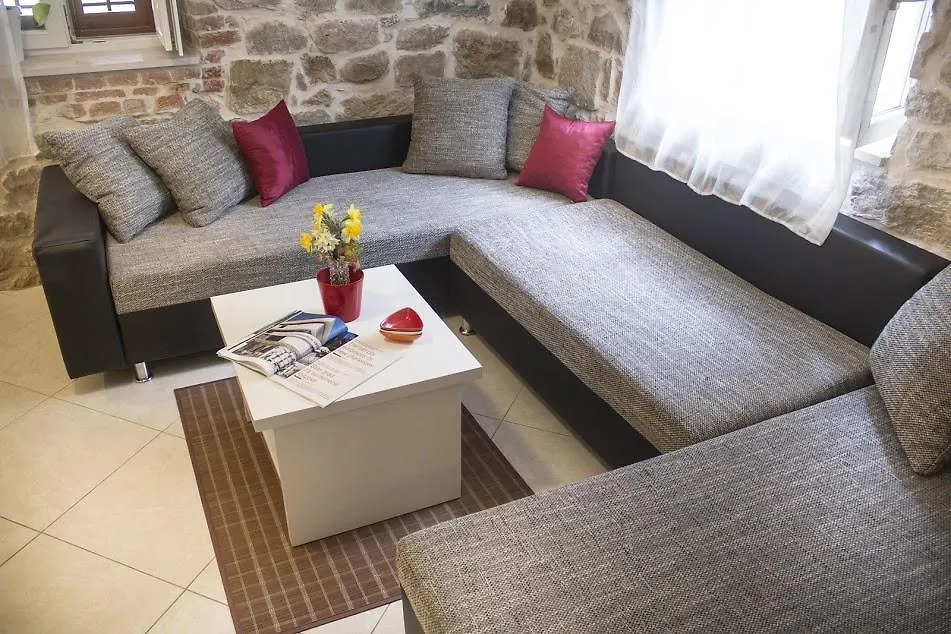Leona Apartment Split