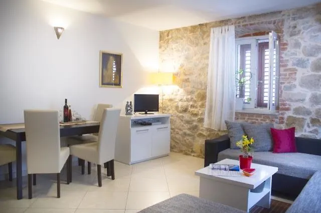 Leona Apartment Split