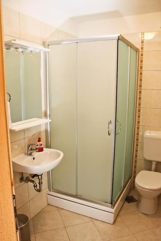 Leona Apartment Split