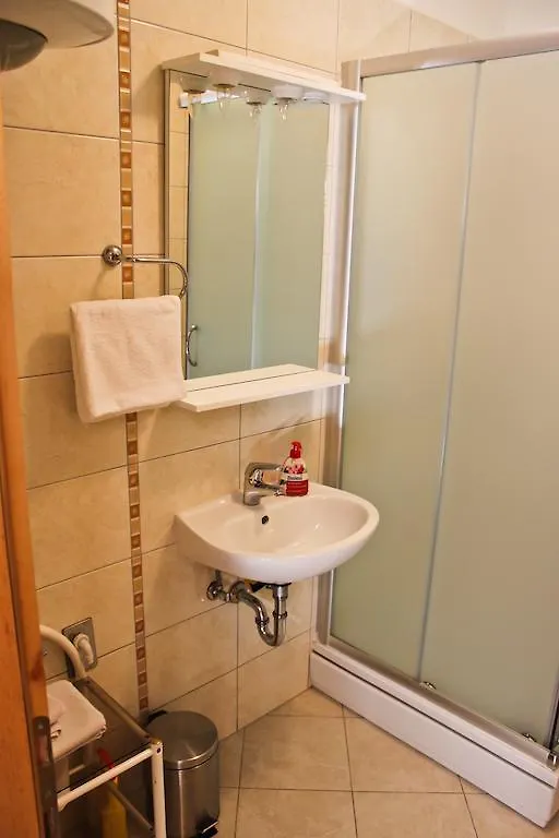 Leona Apartment Split