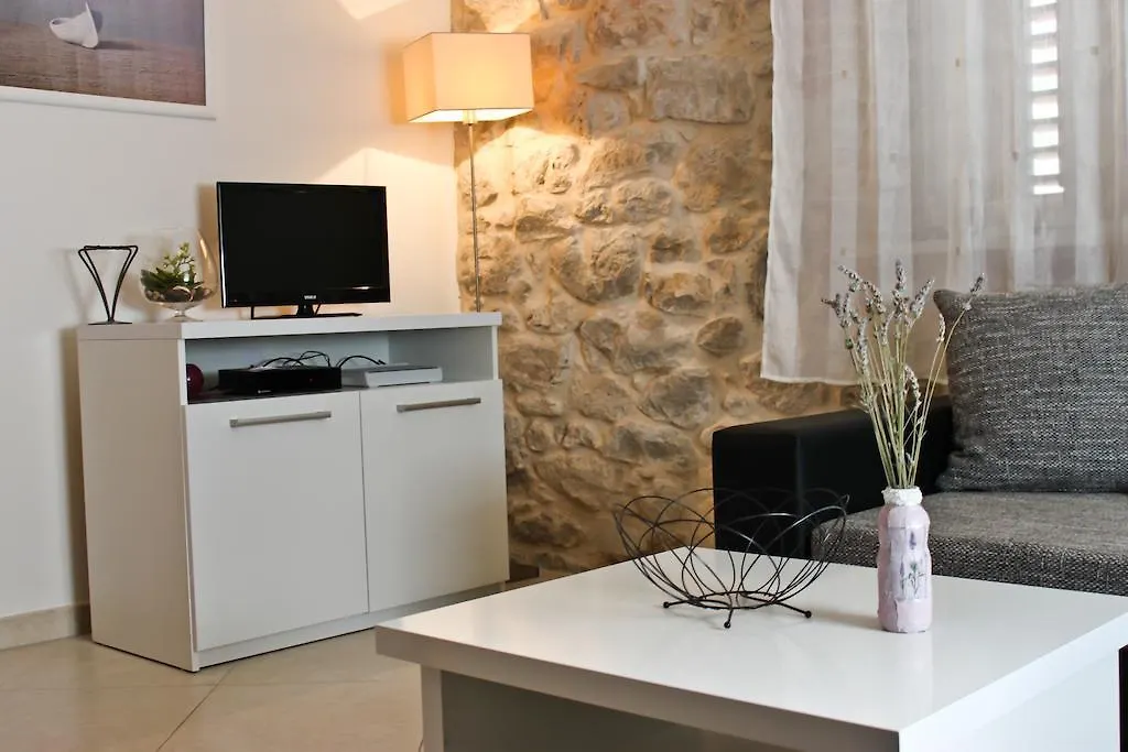 Leona Apartment Split