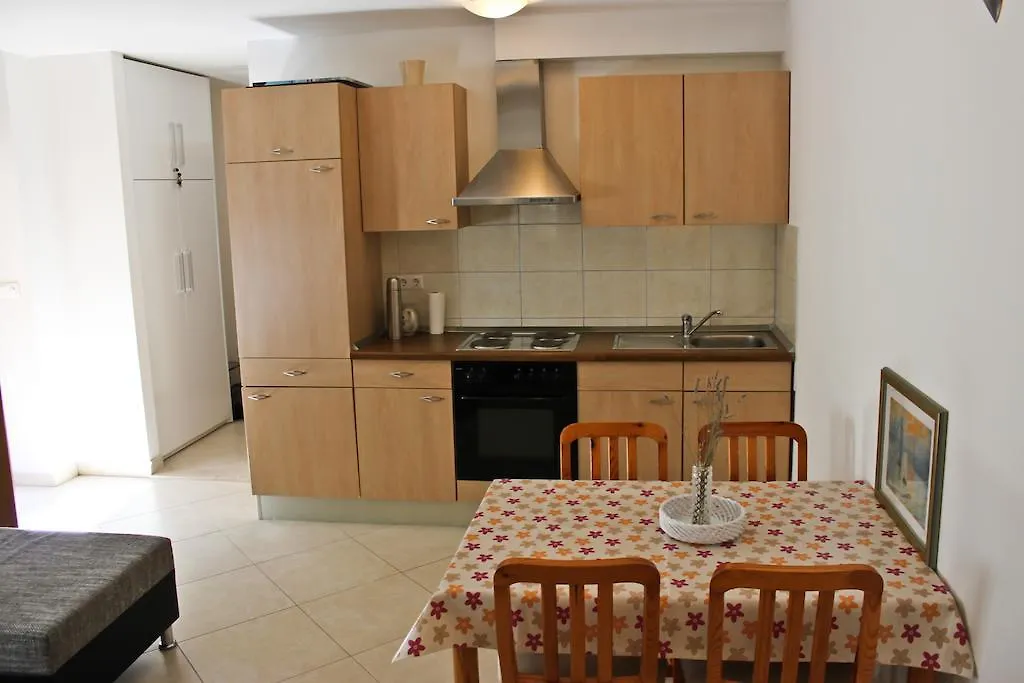 Leona Apartment Split
