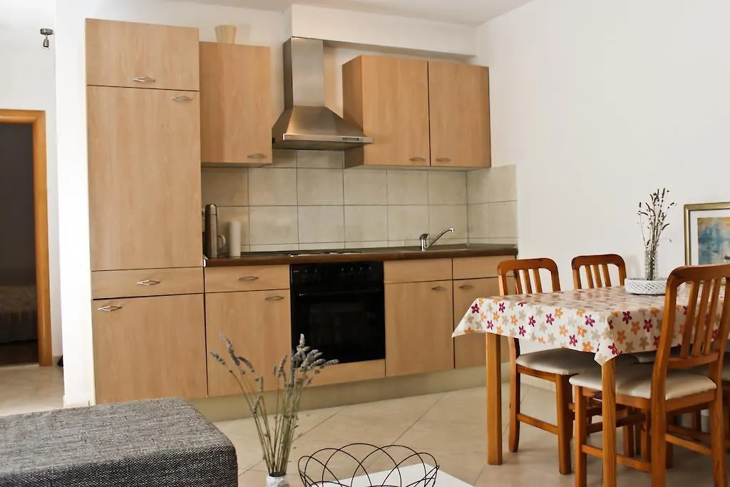 Leona Apartment Split